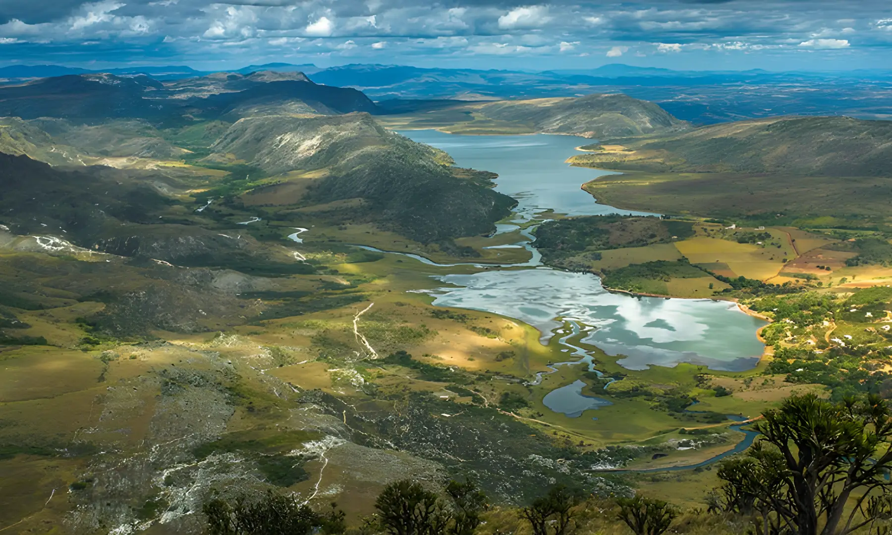 Vista aérea da lagoa da Lapinha cercada pelas montanhas da Serra do Cipó