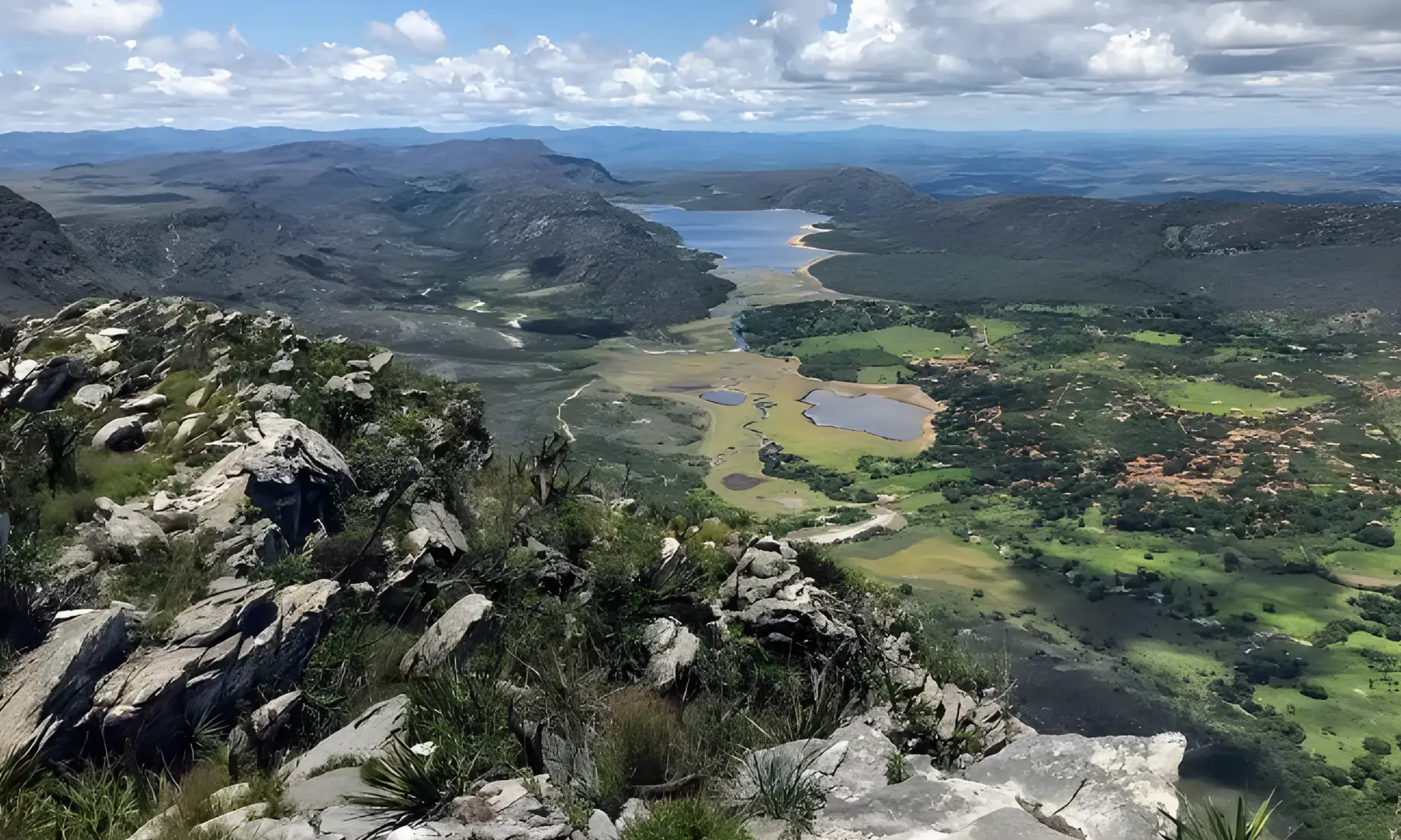 Vista do alto do Pico da Lapinha com a lagoa e o vale ao fundo